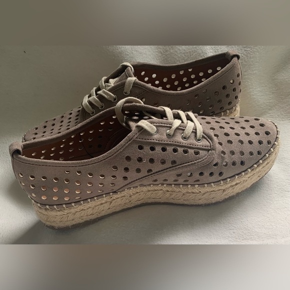 Indigo Rd Irlaney Perforated Oxford Suede Espadrille Womens 8 M Taupe Shoes - Picture 4 of 7